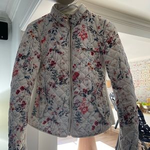 Zara cream floral jacket, never worn in my opinion this will fit a size 6.